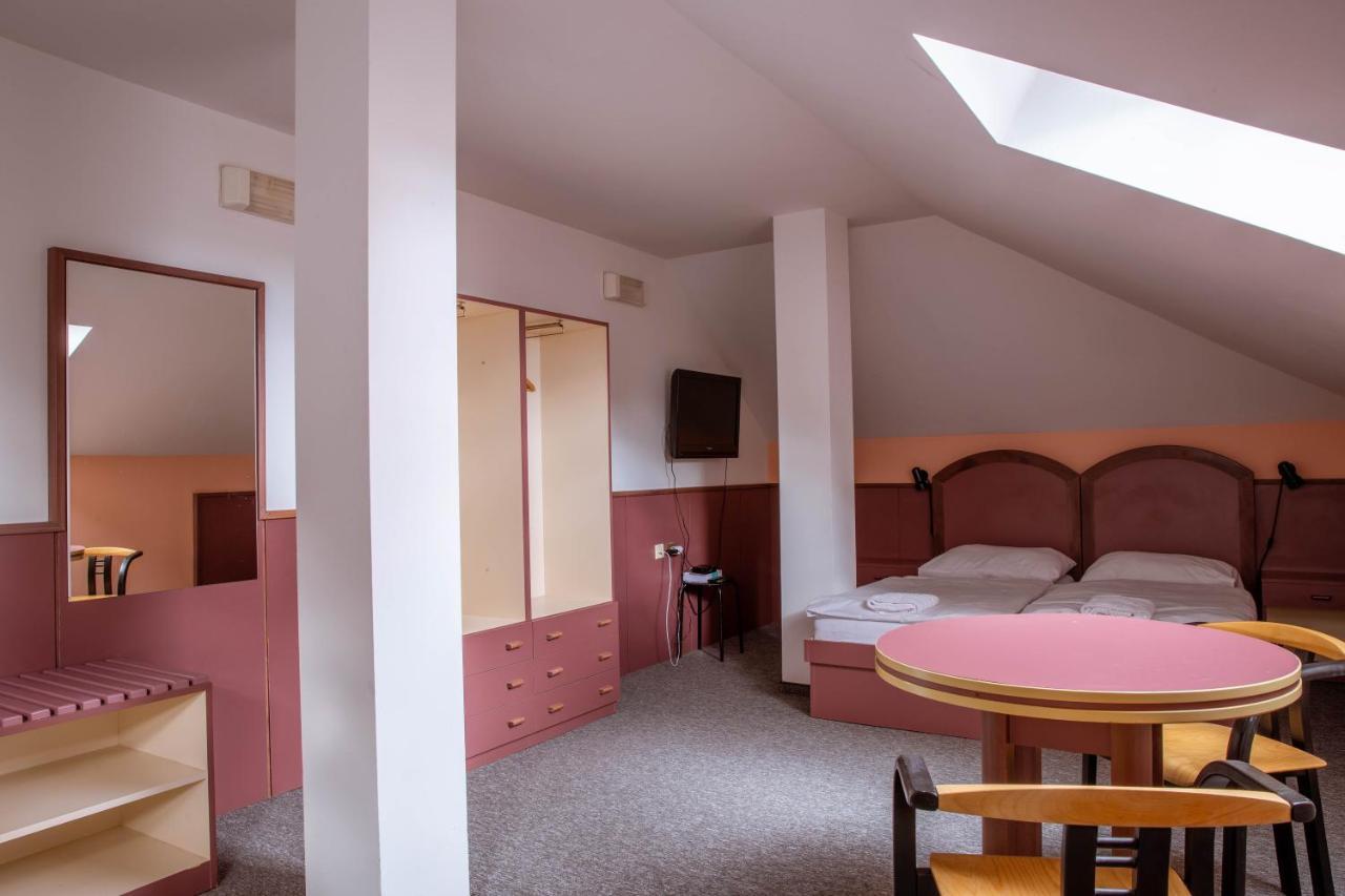 Penzion Amatka Hradec Kralove Bagian luar foto